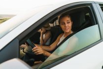 Jolies femmes en voiture — Photo de stock