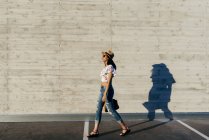 Jolie femme en lunettes de soleil dans la rue — Photo de stock