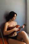 Nackte Frau posiert mit Geige — Stockfoto
