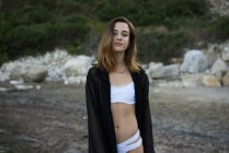 Jovem sensual mulher posando na praia — Fotografia de Stock
