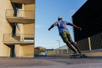 Uomo che cavalca skateboard in strada — Foto stock