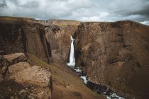 Водопад в скалистом каньоне — стоковое фото