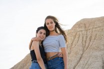Mujeres felices posando sobre rocas - foto de stock
