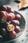 Purple grapes in a bowl. — Stock Photo