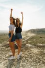 Веселые женщины, стоящие на скале — стоковое фото