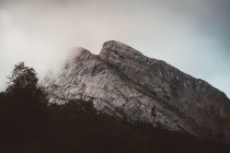 Montaña rocosa en las nubes - foto de stock