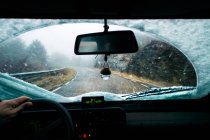 Mani maschili che guidano in giorno nevoso — Foto stock