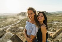 Веселі жінки, що стоять на скелі — стокове фото