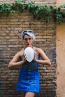 Affascinante donna in posa con palloncino — Foto stock