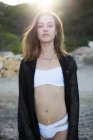 Giovane donna sensuale in posa sulla spiaggia — Foto stock