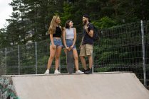 Friends with skateboard together — Stock Photo