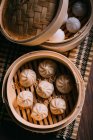 Boulettes faites maison en bambou vapeur — Photo de stock