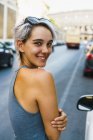 Lachende Frau posiert auf der Straße — Stockfoto