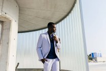 Homem negro na moda em escadas — Fotografia de Stock