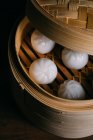 Gnocchi fatti in casa nel vapore di bambù — Foto stock