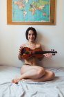 Ragazza affascinante posa giocosamente con il violino — Foto stock