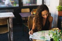 Дівчина в кафе читання карті — стокове фото