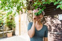 Donna che copre il viso con fiore — Foto stock