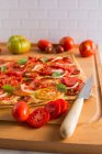 Tomatentarte mit Zwiebeln und Basilikum — Stockfoto
