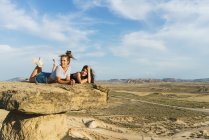 Aufgeregte Frauen liegen auf Klippe — Stockfoto