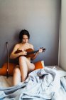 Гола жінка позує зі скрипкою — стокове фото