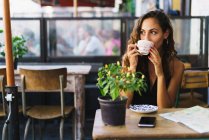 Frau entspannt sich auf Reisen im Café — Stockfoto