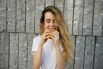 Ragazza mangiare hamburger — Foto stock