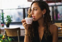 Женщина отдыхает в кафе во время путешествия — стоковое фото