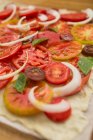 Tarta de tomate con cebolla y albahaca - foto de stock