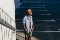 Elegante uomo nero in posa in strada — Foto stock