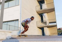 Homem andar de skate na rua — Fotografia de Stock