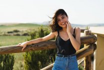 Bella donna sorridente in campagna — Foto stock