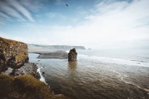 Küste des Ozeans mit Felsen — Stockfoto