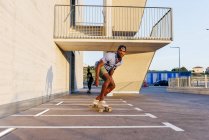 Homme chevauchant skateboards à la rue — Photo de stock