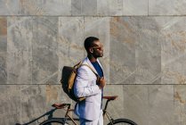 Trendy man with bicycle at street — Stock Photo