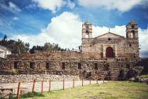 Antique church placed on ancient Inca temple ruins, village Vilcashuaman, Ayacucho, Peru. — Stock Photo