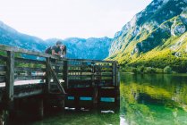 Paar lehnt an Zaun an Seebrücke — Stockfoto
