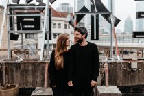 Retrato de pareja feliz en la azotea - foto de stock