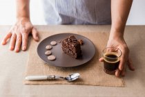 Koch serviert Kuchen und Kaffee — Stockfoto