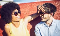 Retrato de casal interracial alegre em óculos de sol — Fotografia de Stock