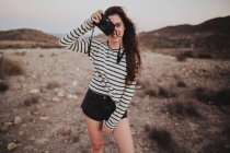 Портрет брюнетка дівчина прицілювання з цифровою камерою в пустелі — стокове фото