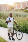 Mann zu Fuß mit Fahrrad — Stockfoto