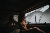Donna in biancheria intima in posa sul letto — Foto stock