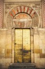 Vue extérieure de la cathédrale et de l'ancienne grande mosquée de Cordoue porte d'entrée — Photo de stock