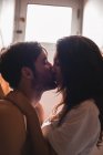 Joven pareja encantadora besándose con los ojos cerrados . - foto de stock