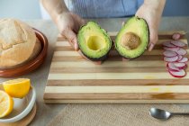 Cucinare tenendo metà avocado — Foto stock