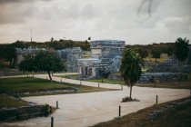 Paisaje de ruinas de complejo histórico en trópicos . - foto de stock