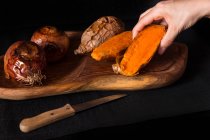 Gebackene Zwiebeln und Süßkartoffeln — Stockfoto