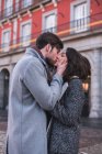 Романтические влюблённые целуются на улице . — стоковое фото