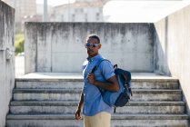Homem posando com mochila — Fotografia de Stock